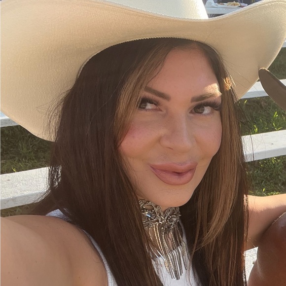 Meet your Posher, Melissa - Picture 3 of 5